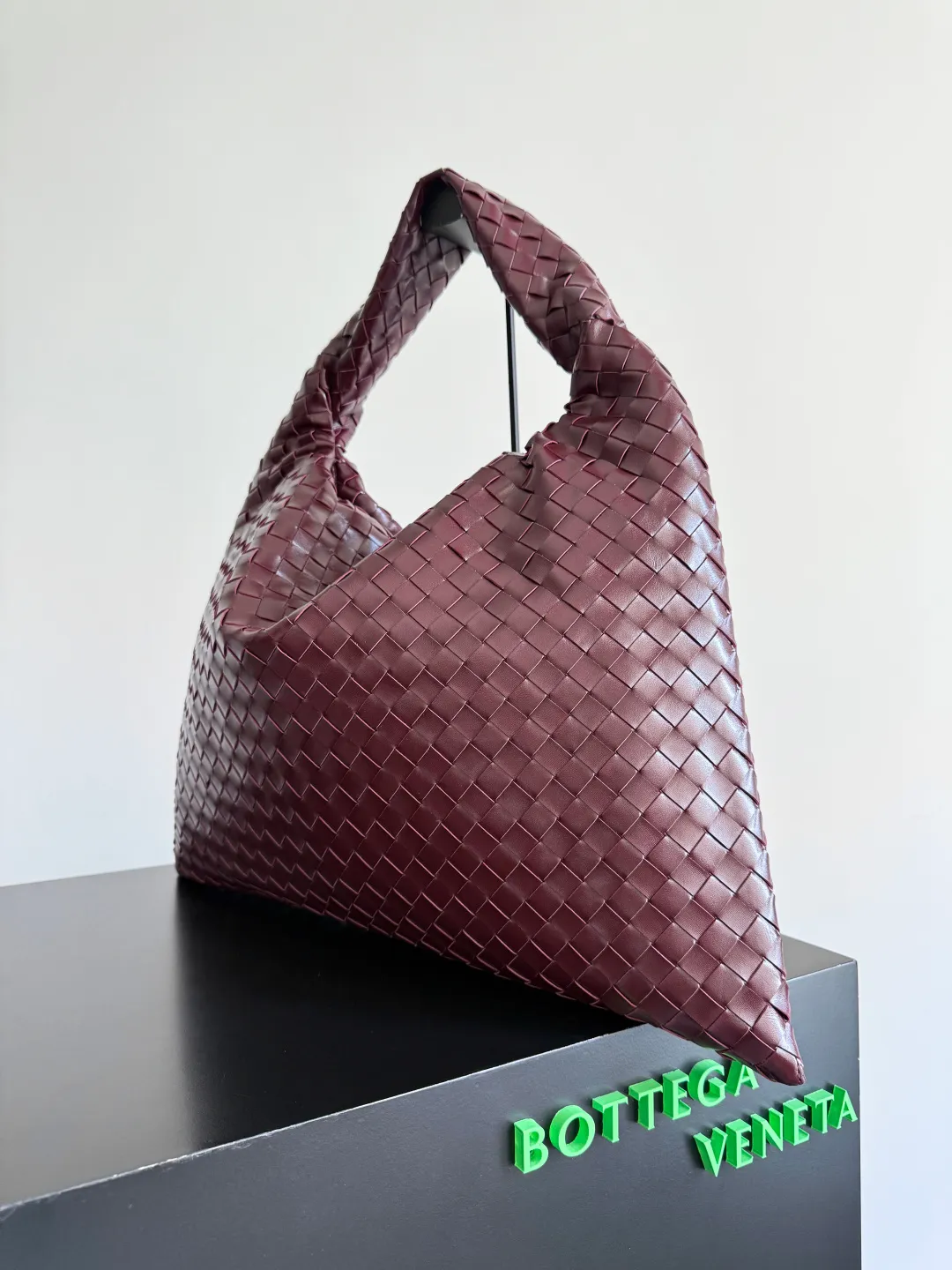 Batch 2160 Recently, I seem to be obsessed with this bag from BV~ The new Hop is really not too beautiful. The whole bag has no seams. The bag body and handles are made of one piece of leather. It embodies the style and essence of Bottega Veneta. It truly represents craftsmanship and creativity. The large size has a very loose and lazy upper body. Big bag lovers will definitely not regret buying it. Style number: 763970 Size: 53*24*13